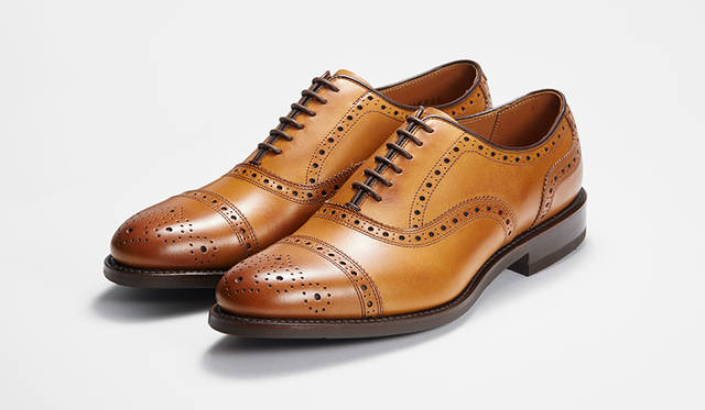ライトブラウンのキップに職人が一足一足、バーニッシュ加工で味わい深い濃淡をつけたセミブローグシューズ。絶妙なカジュアル感がオン・オフ双方で幅広く対応する。通気性に優れる「エアローテーションシステム」搭載のラバーソール採用で夏場も快適だ。3万240円
