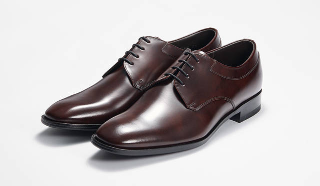 絶妙なムラが足元にこなれた雰囲気を演出する、深みのあるバーガンディのレザーを用いたシリーズ。ややワイドなスクエアチゼルのフォルムが引き立つプレーントゥは、シンプルながら都会的でモダンな主張があり、ビジネスからモードまで合わせられるはず。2万4840円