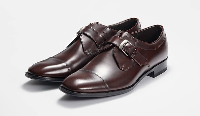 絶妙なムラが足元にこなれた雰囲気を演出する、深みのあるバーガンディのレザーを用いたシリーズ。近年人気のモンクストラップは足入れ周りやストラップのカッティングにシャープさがあり、足元をモダンに引き締めてくれる。滑りにくいラバーソール採用。2万4840円