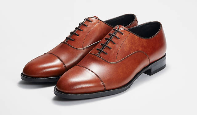 赤みの強いブラウンのレザーをムラ感が出るように仕上げたシリーズは、奥行きのある表情がアンティークのようなこなれた雰囲気を演出。ベーシックなストレートチップなら、春夏らしい淡いカラーのスーツやパンツに好相性だ。実用的なラバーソール使用。2万5920円