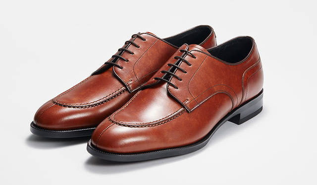 赤みの強いブラウンのレザーをムラ感が出るように仕上げたシリーズは、奥行きのある表情がアンティークのようなこなれた雰囲気を演出。ていねいなモカ縫いが美しいUチップモデルは、スーツはもちろんジーンズなどにも抜群に合う汎用性の高さが魅力だ。2万5920円
