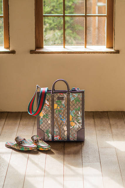 花々の間をハチドリや蝶が飛び回るコレクション「Gucci Tian」。コンテンポラリーでありながらシグネチャーウェブ、GGパターン、ホースビットなどアイコニックなモチーフがちりばめられている。シューズの左右でプリントが異なるのも魅力のひとつ。 <br><br> バッグ[W37×H39.5×D12cm]23万5440円〈阪急メンズ大阪2階〉〈阪急メンズ東京1階〉、シューズ9万2880円／グッチ〈阪急メンズ大阪2階〉〈阪急メンズ東京2階〉