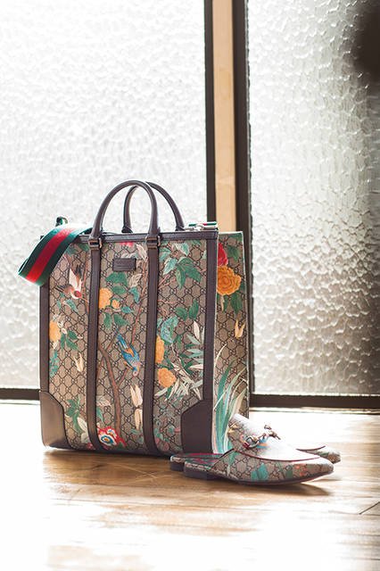 花々の間をハチドリや蝶が飛び回るコレクション「Gucci Tian」。コンテンポラリーでありながらシグネチャーウェブ、GGパターン、ホースビットなどアイコニックなモチーフがちりばめられている。シューズの左右でプリントが異なるのも魅力のひとつ。<br><br>バッグ[W37×H39.5×D12cm]23万5440円〈阪急メンズ大阪2階〉〈阪急メンズ東京1階〉、シューズ9万2880円／グッチ〈阪急メンズ大阪2階〉〈阪急メンズ東京2階〉