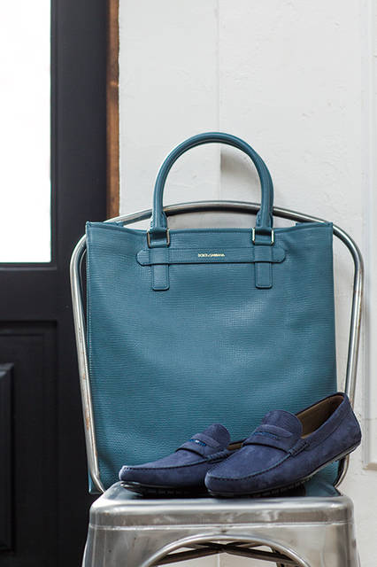 シボ入りの柔らかいレザーを使ったバッグは、シンプルで普段遣いにもぴったり。ライニングはバンブーと鳥をプリントしたナチュラルなデザインに。カーフレザーのドライビングシューズはラバーソールで歩きやすく、さまざまなシーンで活躍する。 <br><br>バッグ[W40×H42×D12cm]17万1720円、シューズ7万200円／ドルチェ&ガッバーナ〈阪急メンズ大阪2階〉〈阪急メンズ東京3階〉