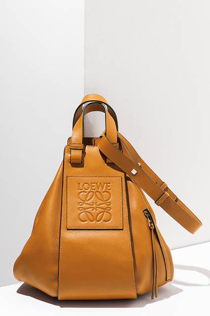 新作のハンモックバッグ。ショルダーや、クロスなど様々な使い方ができるので、シーンに応じて異なる表情を楽しめる。正面にはロゴを型押ししたパッチがついており、存在感を主張する。<br><br>バッグ[W37×H43×D25cm]33万9120円／ロエベ〈阪急メンズ大阪3階〉〈阪急メンズ東京1階〉