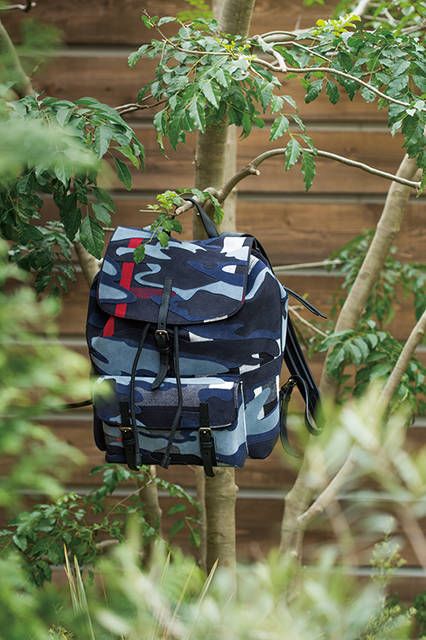 キャンバスチェックにスエードをボンディング加工することで、洒脱なカモフラージュ柄を表現。その高いデザイン性に加え、ハンガーループ内側にはジップポケットとパウチポケットを備えており、デイリーユースにもふさわしい、使いやすい仕上がりになっている。 <br><br>  バッグ[W31.5×H41×14cm]27万円／バーバリー〈阪急メンズ大阪2階〉〈阪急メンズ東京2階〉