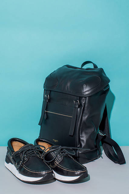 人気のライダーバックパックの新作は、ベーシックなブラックレザー。背面にクロスモチーフのステッチをあしらったデザインは、シンプルかつミニマルな仕上がり。デッキシューズとスニーカーソールを組み合わせた一足は今シーズンのテーマを象徴するデザインだ。<br><br>バッグ[W25×H40×D15cm]22万6800円、シューズ9万7200円／ジバンシィ〈阪急メンズ大阪2階〉〈阪急メンズ東京2階〉