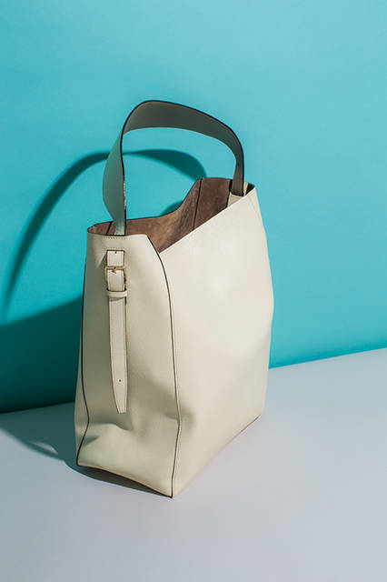 柔らかなカーフレザーが醸し出す、陰影やニュアンスのある美しい表情。シェイプされたハンドルはリバーシブルで、コーディネートに合わせて色を選択可能。長さも左右それぞれ4段階に調節できるので、持ち方をアレンジして楽しめる。<br><br>バッグ[W31.5×H37×D16cm]34万200円／ヴァレクストラ〈阪急メンズ東京1階〉