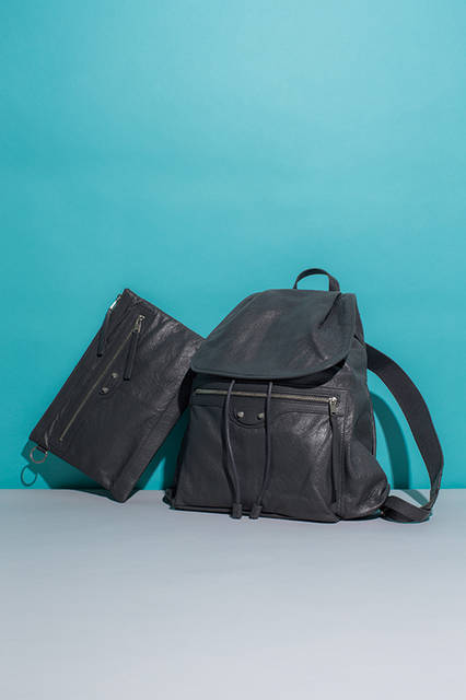 定番デザインのアイコニックなディテールをバッグとクラッチにアレンジ。素材はいずれもシープスキンで、味わいのある表情がコーディネートにこなれ感をもたらす。またメゾンのシンボリックなデザインとなっているのも特徴といえる。<br><br>バッグ[H45×W50×D14cm]192,240円、クラッチ[W34×H23.5×D2cm]60,480円／バレンシアガ〈阪急メンズ大阪2階〉〈阪急メンズ東京1・2階〉