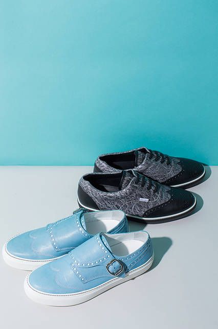 マリンブルーのシューズはブローグ入りのモンクストラップにスニーカーソールを組み合わせ、トラッドとモダンの融合を実現。スエードにエンボス加工でシワ感を表現したクリンクルスエードの靴はカラースプレーで陰影をつけるなどクラフツマンシップが光る新作。<br><br>左シューズ9万8280円、右シューズ8万9640円／ジミー チュウ〈阪急メンズ大阪2階〉〈阪急メンズ東京2階〉