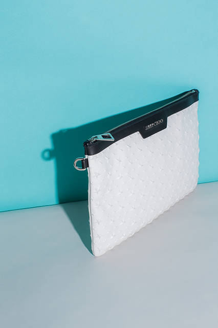 発売以来、人気を博しているクラッチは、立体的な星の型押しが印象的。春夏らしいホワイトで、コーディネートをさわやかに演出してみては。内部はペンホルダーや小物入れも備えた、オン・オフともに使える機能的なつくりで、荷物をスマートに収納できる。<br><br>バッグ[W39×H27×D1cm]14万2560円／ジミー チュウ〈阪急メンズ大阪2階〉〈阪急メンズ東京2階〉