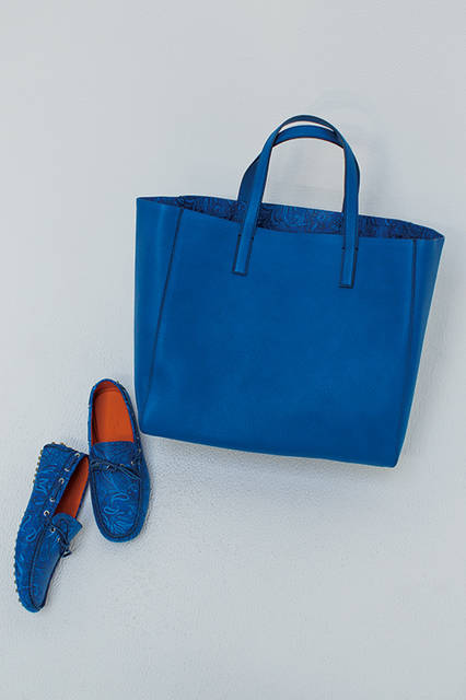 鮮やかなロイヤルブルーに染められた、しぼ加工の軽量なカーフレザーのトートバッグは“イン・トゥ・ザ・ペイズリー”と名づけられた新作。内側はシューズと同じペイズリー柄となっており、素材とディテール、遊び心にこだわる「エトロ」ならではの感性が息づく。<br><br>バッグ[W39×H34×D16cm]27万円、シューズ8万2080円／エトロ〈阪急メンズ大阪3階〉〈阪急メンズ東京3階〉