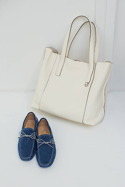 シルバーをミックスしたシューレースや、ネイビーとホワイトのペブルのコントラストが夏らしいゴンミーニ。シューズに合わせて持ちたいバッグは質感と手触りの良さにこだわったペーパーバッグ。ともに日本限定で展開される夏らしさが漂うアイテムだ。<br><br>バッグ[W45×H31×D16cm]15万7680円、シューズ6万3720円／トッズ〈阪急メンズ大阪3階〉〈阪急メンズ東京1階〉