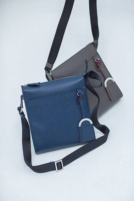 革とデザインにこだわりをもつ男のためのコレクションとして誕生した“BB MAN”。イタリアらしいグレインカーフレザーの美しい発色と革の質感はやはり別格。パラジウム仕上げのロゴメタルアクセサリーに、ジュエラーとしてのDNAが体現されている。<br><br>バッグ[W24×H27×D6cm]各13万5000円／ブルガリ〈阪急メンズ大阪1階〉〈阪急メンズ東京1階〉