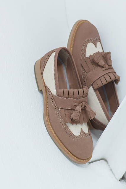 「スタンパリゾ」と呼ばれる米粒柄の型押しのカーフヌバックとコットンキャンバスのコンビシューズ。ビルドアップしたフリンジとタッセルが付いており、足元にモダンなエッセンスをプラス。超軽量のラバーソールは歩きやすく、はき心地も軽快そのもの。<br><br>シューズ14万3640円／ブルネロ クチネリ〈阪急メンズ大阪3階〉〈阪急メンズ東京3階〉