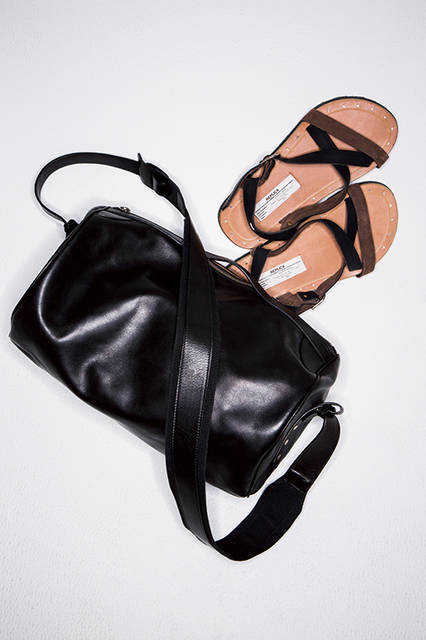 ハンドル付きのドラムバッグは、ギターを彷彿とさせるショルダーストラップのデザインが特徴。またメキシコへのリサーチトリップで見つけた“レプリカ”のレザーサンダルは、ソールはカータイヤ素材を使用し、インソールはナチュラルカラーの仕上げとなる。<br><br>バッグ[W42×H29×D28cm]19万4400円、サンダル6万3720円／メゾン マルジェラ〈阪急メンズ大阪2階〉〈阪急メンズ東京2階〉