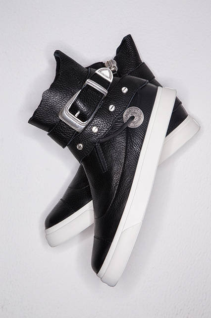 トライバルなムードが漂うスニーカーは、プンターレ付きバックルやコンチョボタンをモチーフにした、メタルパーツが高いデザイン性をアピール。シャフトトップは波形にカットされており、サイドジップではきやすさも考慮されている。<br><br>シューズ17万2800円／ジュゼッペ・ザノッティ・デザイン〈阪急メンズ大阪2階〉〈阪急メンズ東京2階〉