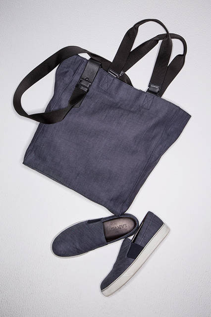 バッグとスリッポンに同じ素材のデニムを使った、今年らしいカジュアルな組み合わせ。トートバッグはマグネットで開閉するデザインで、中身が見えないというメリットも。スリッポンは両サイドにエラスティックを使い、足入れがスムーズに行える快適なはき心地。<br><br>バッグ[W35.5×H40.5×D10.5cm]13万3920円、シューズ6万3720円／ランバン〈阪急メンズ大阪3階〉〈阪急メンズ東京3階〉