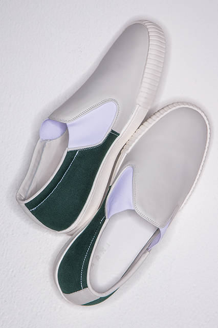 新型となるスリッポンタイプのスニーカーは、ホワイトのカーフレザーとグリーンキャンバスのコンビ使いで、マルニらしいキャッチーなデザインに。ヒールにはロゴが型押しされたレザーを縦に使い、さり気ないアクセントが効いているのも使いやすさのポイント。<br><br>シューズ8万3160円(阪急メンズ限定)／マルニ〈阪急メンズ大阪2階〉〈阪急メンズ東京2階、4階〉