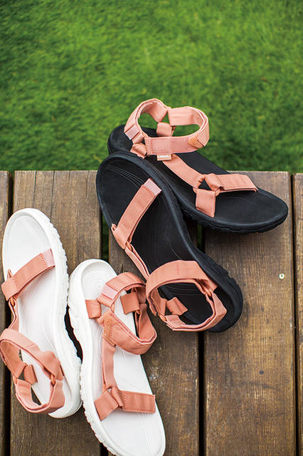 スポーツサンダルとして人気のTEVAに「ガンリュウ」がカラー別注をオーダー。型は定番のHURRICANE XLTで、ストラップは裸足をイメージしたヌードカラー。定評のある立体的なインソールの形状はフィット感も高く、心地よい歩行感をもたらしてくれるだろう。<br><br>サンダル各1万7280円／ガンリュウ〈阪急メンズ大阪2階『コムデギャルソン・エディテッド』〉〈阪急メンズ東京4階〉