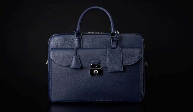 <strong>Albany Double Document Case</strong><br />価格｜31万3200円<br />カラー｜ブラック、オックスブラッド、ネイビー<br />サイズ｜約W41.0×H30.0×D11.0cm<br />