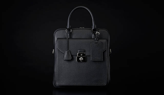 <strong>Albany Vertical Soft Briefcase</strong><br />価格｜20万3040円<br />カラー｜ブラック、オックスブラッド、ネイビー<br />サイズ｜約W30.0×H32.0×D7.0cm<br />