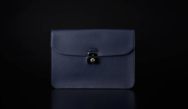 <strong>Albany FOLIO</strong><br />価格｜14万400円<br />カラー｜ブラック、オックスブラッド、ネイビー<br />サイズ｜約W36.0×H26.0×D4.0cm<br />