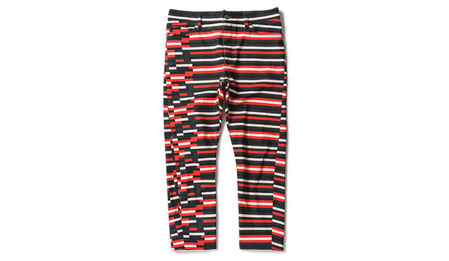 <strong>Onitsuka Tiger×ANDREA POMPILIO</strong><br/>2種類のボーダー柄を組み合わせたオリジナルの柄をプリントしたデニムパンツ。股下から裾にかけてバナナの形状のようにカーブしているシルエット。<br/>3万2400円（サイズ44,46,48,50）