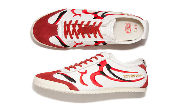<strong>NIPPON MADE MEXICO 66 DELUXE</strong><br/>アッパーに刺繍加工をほどこしたNIPPON MADE シリーズ。歌舞伎をイメージさせる隈取柄をストライプで表現した日本文化を感じさせる逸品。<br/>ホワイト×レッド 2万8080円（サイズ25.0～28.0、29.0cm）