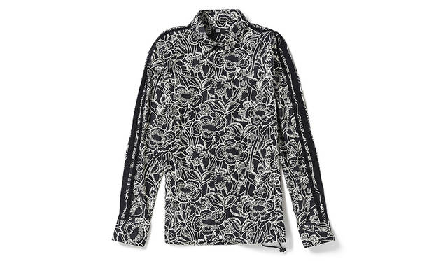 <strong>Onitsuka Tiger×ANDREA POMPILIO</strong><br/>袖にラインと柄のプリント生地を使ったデザインのシャツ。<br/>1万5120円（サイズ XS,S,M,L）