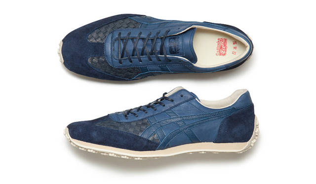 <strong>NIPPON MADE EDR 78 DELUXE</strong><br/>1978年に発売されたトレイルランニングシューズをデザインベースにしたモデル。つま先とかかとのラギッドなアウターソールの巻き上げが特徴。アッパーには手編みレザーを使用し、シュリンク加工を施したシューズ。<br/>ネイビー×ネイビー 2万8080円（サイズ25.0～28.0、29.0cm）