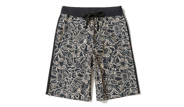 <strong>Onitsuka Tiger×ANDREA POMPILIO</strong><br/>オリジナルの柄をプリントしたウェストリブとドローストリング仕様のショートパンツ。<br/>2万520円（サイズ 44,46,48,50）