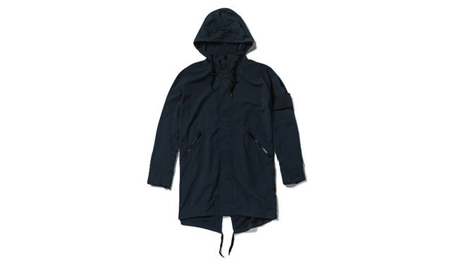 <strong>Onitsuka Tiger</strong><br/>春先に使い勝手のよい薄手のフーデッドコート。ソフトなナイロン素材なので着心地抜群。袖に異素材の型押し虎の顔のワッペン付き。<br/>2万3760円（サイズ XS,S,M,L）