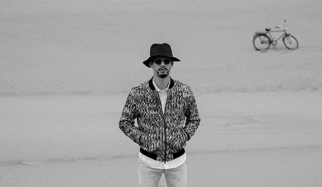 ブルゾン5万1840円、シャツ1万9440円、ジーンズ2万7000円