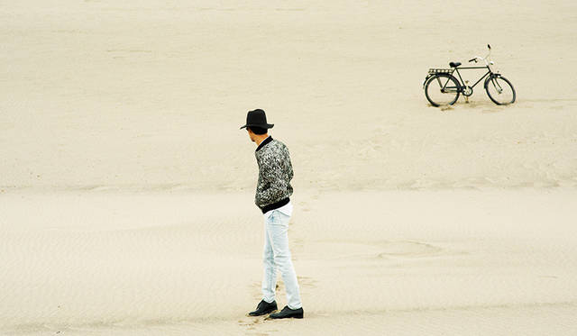 ブルゾン4万8000円、シャツ1万9440円、ジーンズ2万7000円