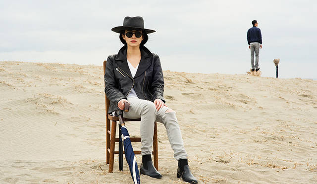 ライダースジャケット10万8000円、Tシャツ1万6740円、ジーンズ1万7280円