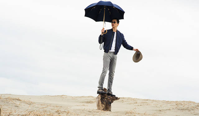 ブルゾン4万1040円、スウェットシャツ1万7280円、ジーンズ1万9440円