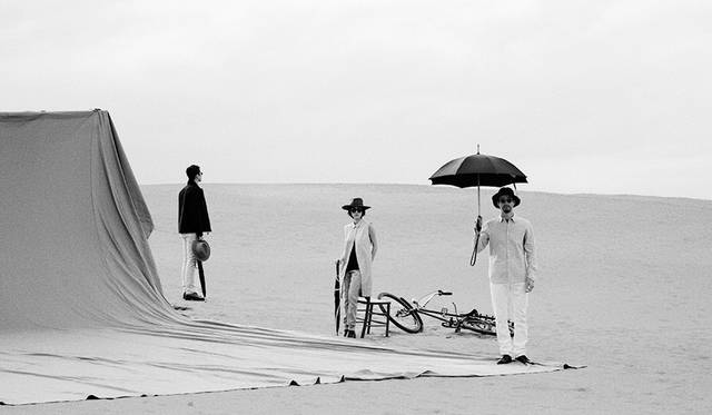 右／シャツ1万9440円、Tシャ9072円、ジーンズ1万9440円、中／シャツ2万1600円、タンクトップ1万4040円、パンツ1万7280円、左／ジャケット5万1840円、ジーンズ2万7000円