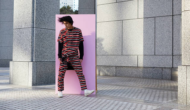 スニーカー 2万8080円／オニツカタイガー<br>Tシャツ1万7280円、中に着たスウェット 2万2680円、腰に巻いたスウェット 2万2680円、パンツ 3万2400円／以上オニツカタイガー×アンドレア・ポンピリオ<br>その他スタイリスト私物