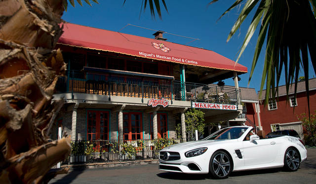 Mercedes Benz SL400。グリルが台形となりボンネットが強調された。