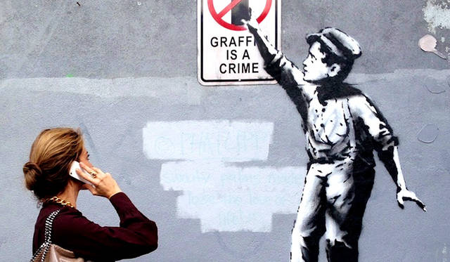 2013年10月1日、記念すべき第一日目にボムされた作品。スプレー缶を手にした少年の横には電話番号が描かれており、そこに電話すると無料通話でオーディオガイドが聞くことができた