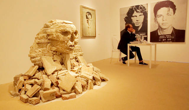 クイーンズにつくられた廃材のスフィンクスは、大型商業施設の建設にともない廃業予定の自動車修理工場の男たちがもち去り転売されたという