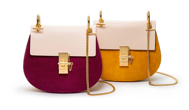 クロエのアイコンバッグ「DREW」は、2014 年フォールコレクションにて登場した、デリケートでデイからイブニングまで様々なシーンで活用するバッグ。丸く彫刻的なシルエットとチェーンショルダーやターンロックといったメタルパーツの煌めきが、フェミニンさを強調する。バッグ（左よりprune、mangue）各21万600円