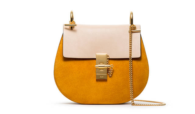 クロエのアイコンバッグ「DREW」は、2014 年フォールコレクションにて登場した、デリケートでデイからイブニングまで様々なシーンで活用するバッグ。丸く彫刻的なシルエットとチェーンショルダーやターンロックといったメタルパーツの煌めきが、フェミニンさを強調する。バッグ（mangue）21万600円