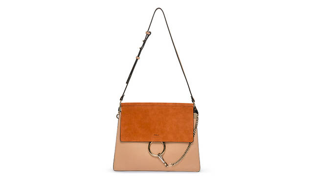 ノンシャランなクロエガールズのスピリットを象徴する「FAYE」バッグは、ラグジュアリーでエレガントかつエフォートレスな洗練された佇まいながら、アコーディオンガゼット（マチ）による高い収納力を兼ね備えた、アクティブなクロエガールズにふさわしいバッグ。バッグ（café）21万1680円