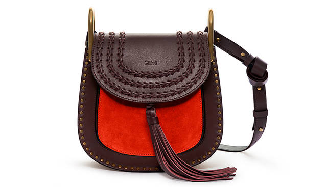 2015 年秋冬コレクションで発表された「HUDSON」は、70’s スピリットを感じさせる、スタイリッシュで自由気ままなクロエガールズのアティテュードを体現したバッグ。楽しげに揺れるタッセルやフラップに施されたレザーワークなど、馬術や馬具からインスパイアされたハンドメイドのディテールがバッグの魅力を一層引き立てる。バッグ（cerise）24万1920円