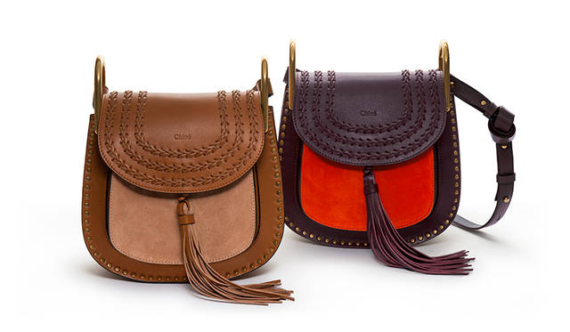 2015 年秋冬コレクションで発表された「HUDSON」は、70’s スピリットを感じさせる、スタイリッシュで自由気ままなクロエガールズのアティテュードを体現したバッグ。楽しげに揺れるタッセルやフラップに施されたレザーワークなど、馬術や馬具からインスパイアされたハンドメイドのディテールがバッグの魅力を一層引き立てる。バッグ（左よりnoisette、cerise）各24万1920円