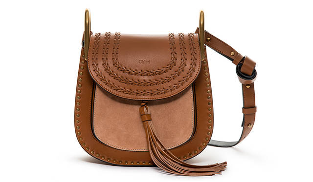 2015 年秋冬コレクションで発表された「HUDSON」は、70’s スピリットを感じさせる、スタイリッシュで自由気ままなクロエガールズのアティテュードを体現したバッグ。楽しげに揺れるタッセルやフラップに施されたレザーワークなど、馬術や馬具からインスパイアされたハンドメイドのディテールがバッグの魅力を一層引き立てる。バッグ（noisette）24万1920円