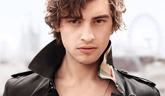 英国⼈ 俳優／ミュージシャンのジョシュ・ ホワイトハウス