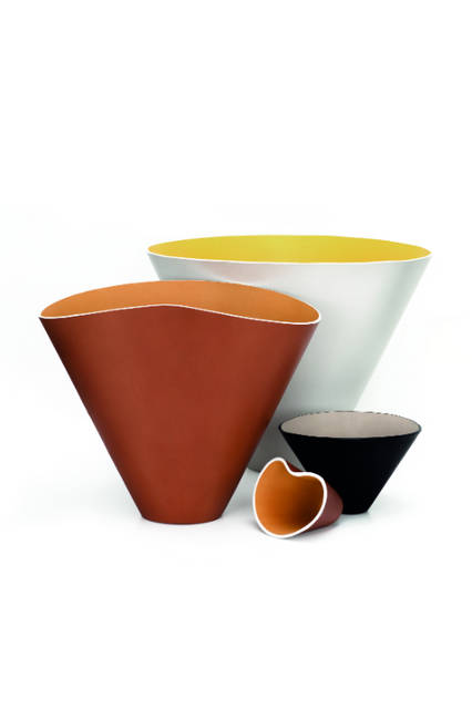 レザー ボウルズ コレクション。レザーアイテムやアパレル製品にとどまらないクリエイティビティを感じるロエベのアイテム